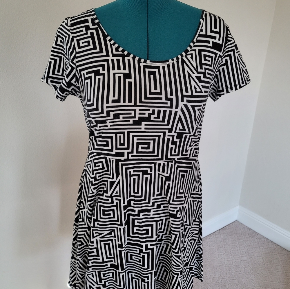 Forever 21+ Black and White pattern dress with see through vcut panel back